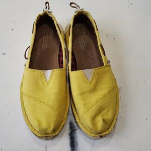 Womens TOMS yellow loafers size 7.5